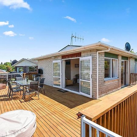 Central Riverside Retreat - Taupo Holiday Home מראה חיצוני תמונה