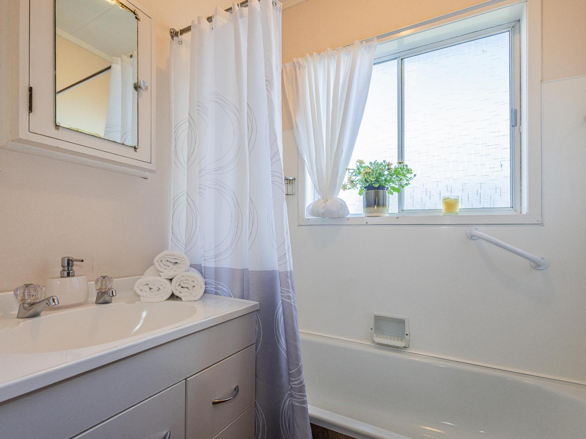 Central Riverside Retreat - Taupo Holiday Home מראה חיצוני תמונה