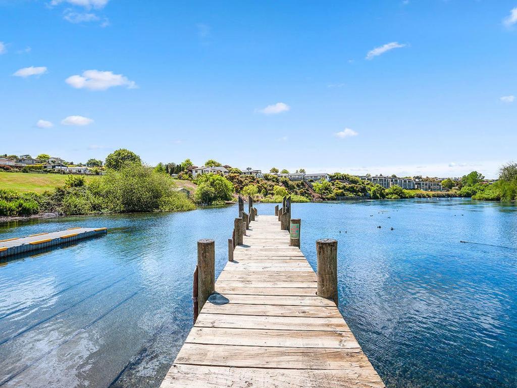 Central Riverside Retreat - Taupo Holiday Home מראה חיצוני תמונה