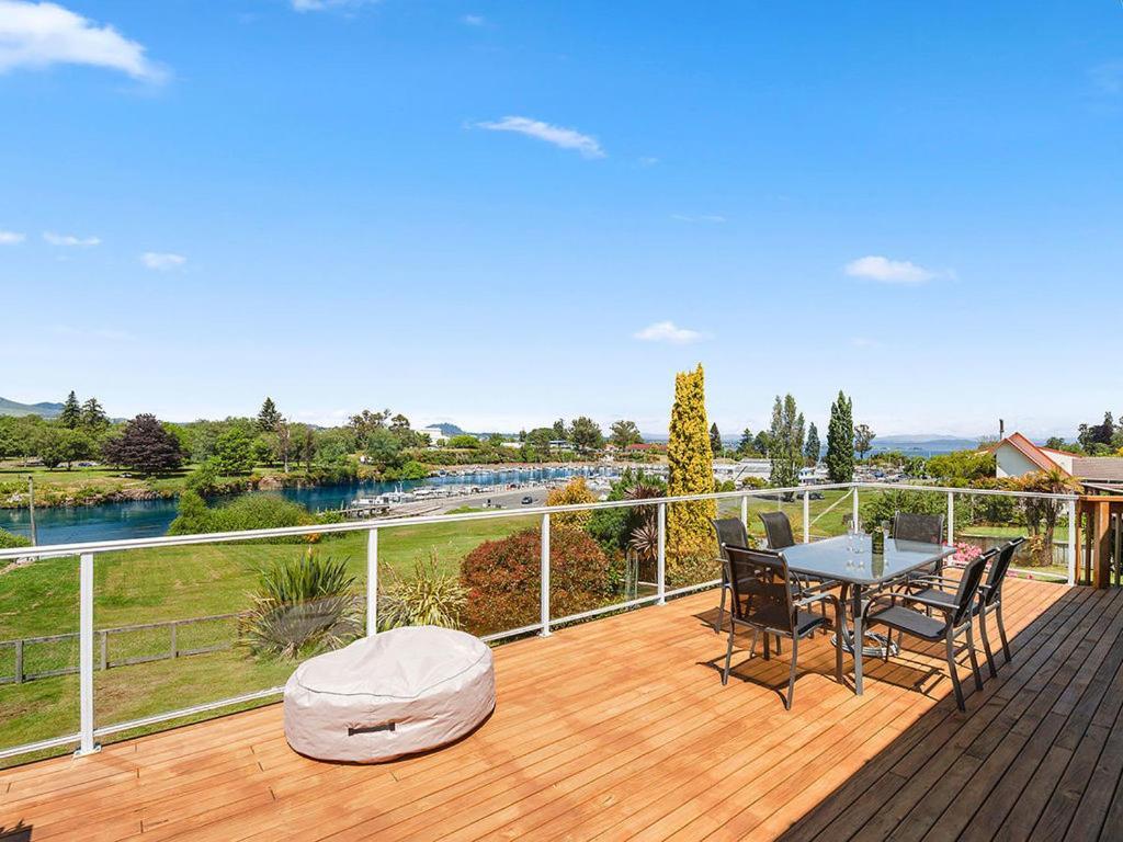 Central Riverside Retreat - Taupo Holiday Home מראה חיצוני תמונה