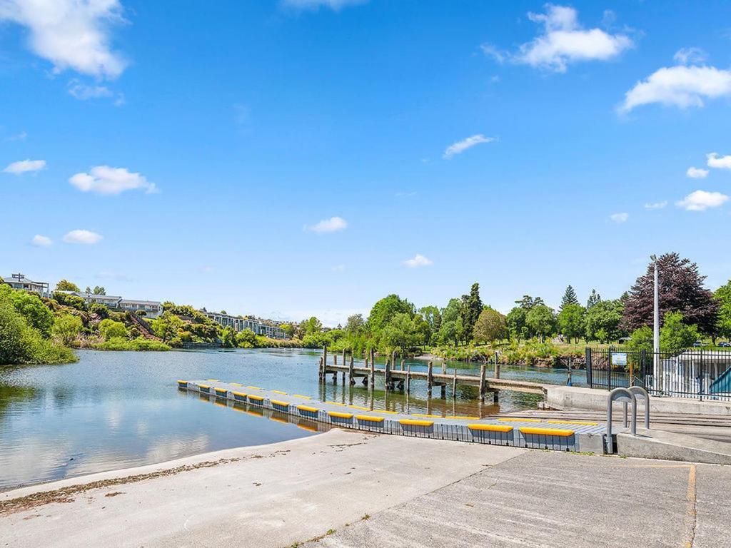 Central Riverside Retreat - Taupo Holiday Home מראה חיצוני תמונה