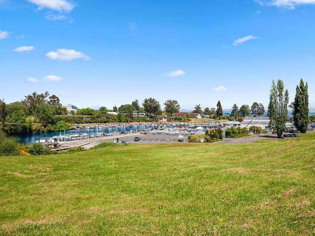 Central Riverside Retreat - Taupo Holiday Home מראה חיצוני תמונה