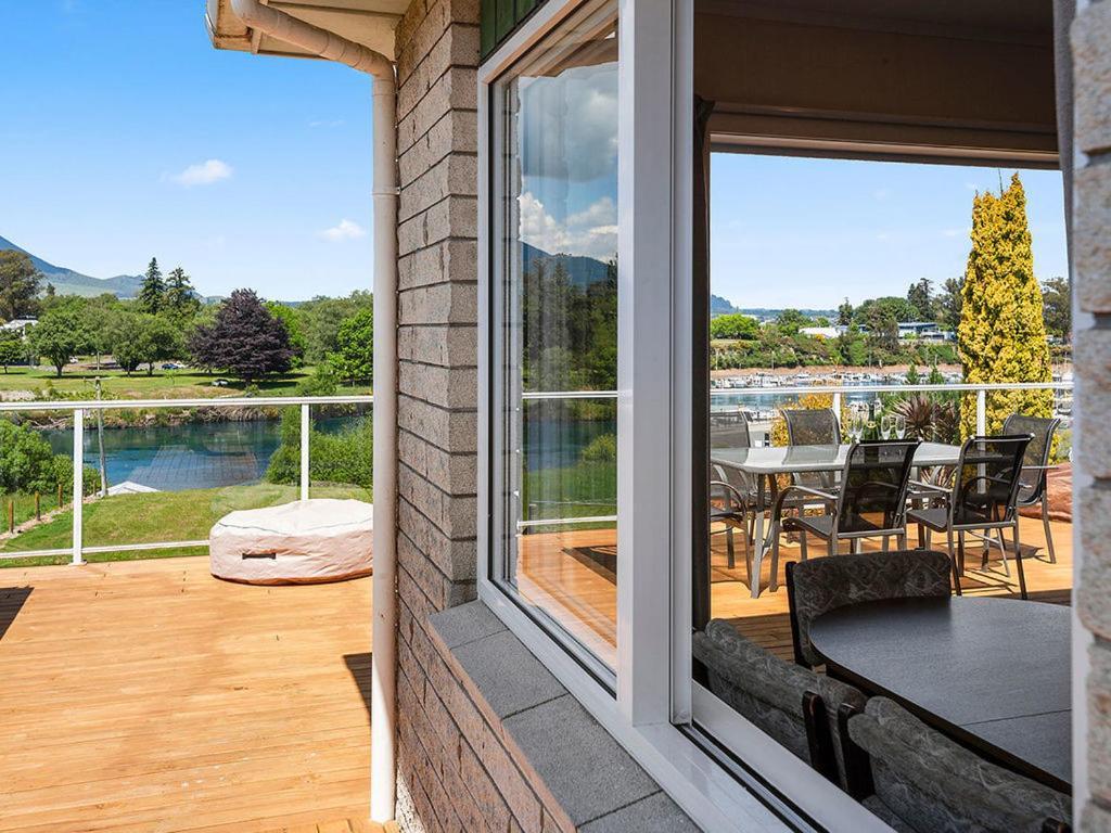 Central Riverside Retreat - Taupo Holiday Home מראה חיצוני תמונה
