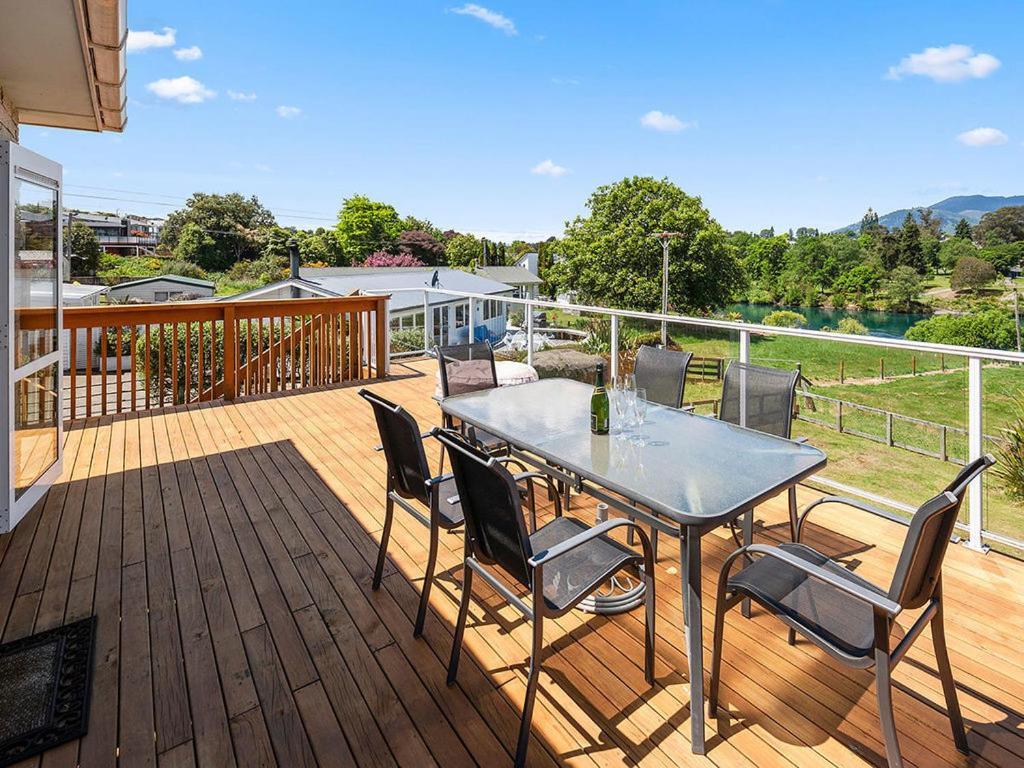 Central Riverside Retreat - Taupo Holiday Home מראה חיצוני תמונה