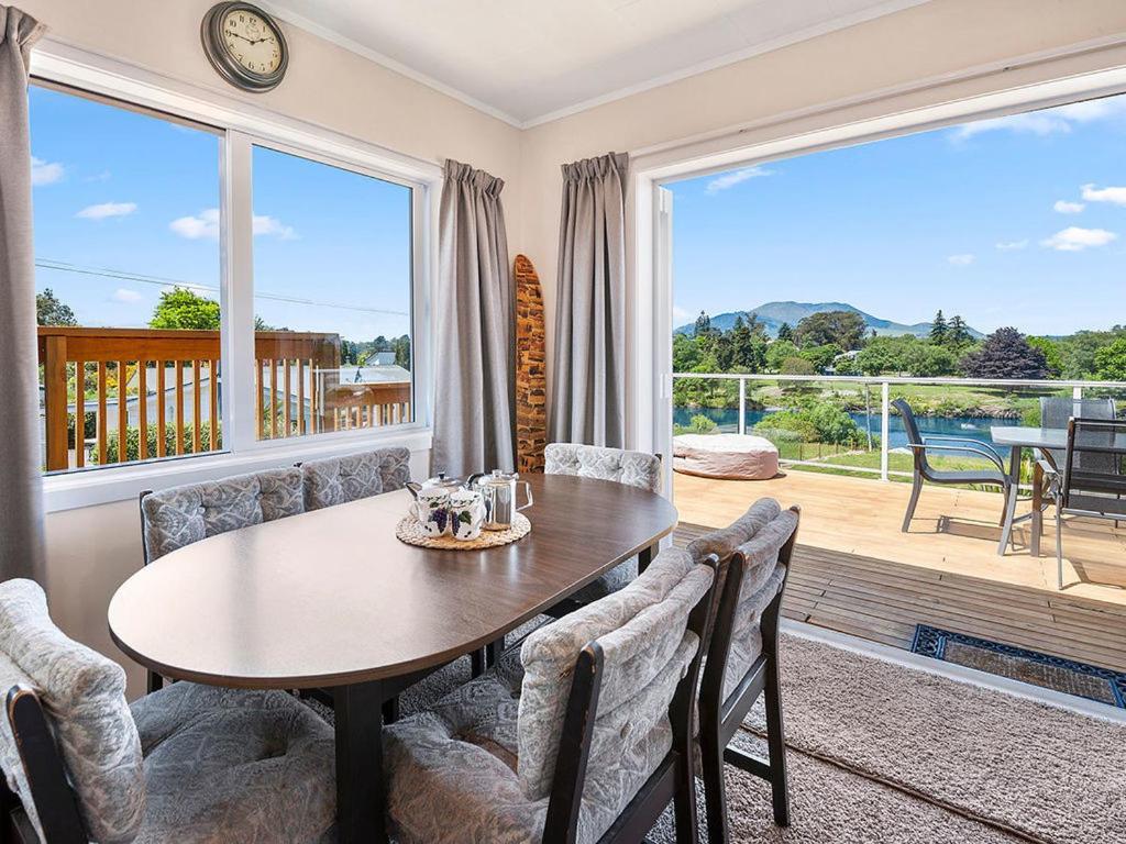 Central Riverside Retreat - Taupo Holiday Home מראה חיצוני תמונה
